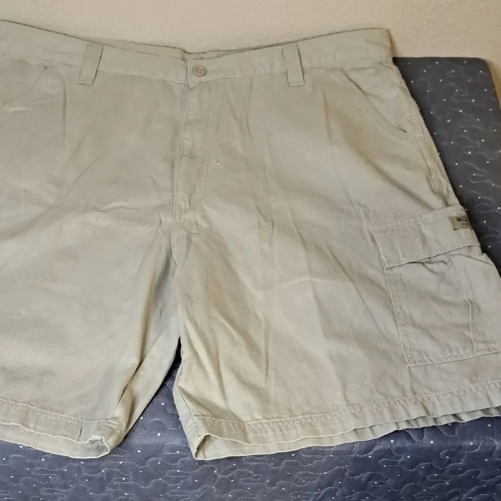Wrangler Men's Casual Cargo Shorts size 42 NWT